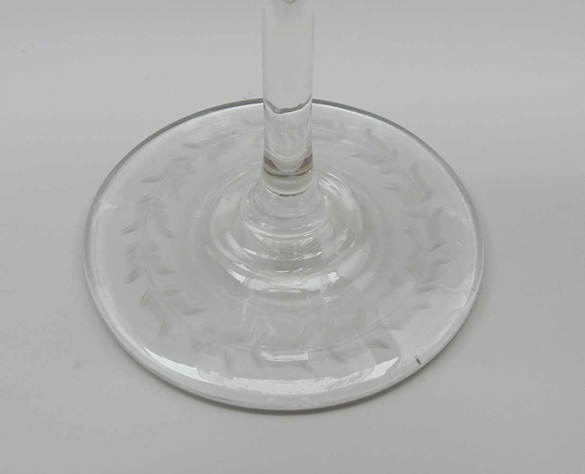 Elf gravierte Champagner-SchalenKristallglas. Auf flachen Scheibenfuß, schlanker Stängelschaft, - Bild 3 aus 3