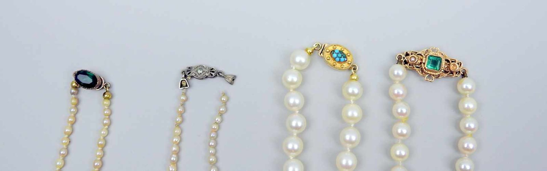 Vier PerlenkettenVier Perlenketten, drei mit Goldverschluss und Farbsteinbesatz. Ø ca. 0,3 cm, Ø - Image 2 of 2