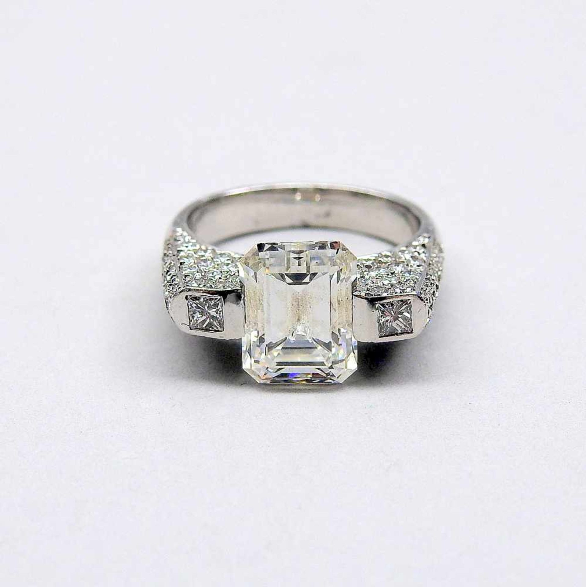 Feiner Juweliers-Brillant-Ring18 K. Weißgold mit einem Hauptstein von ca. 4,12 ct TWP1 mittig