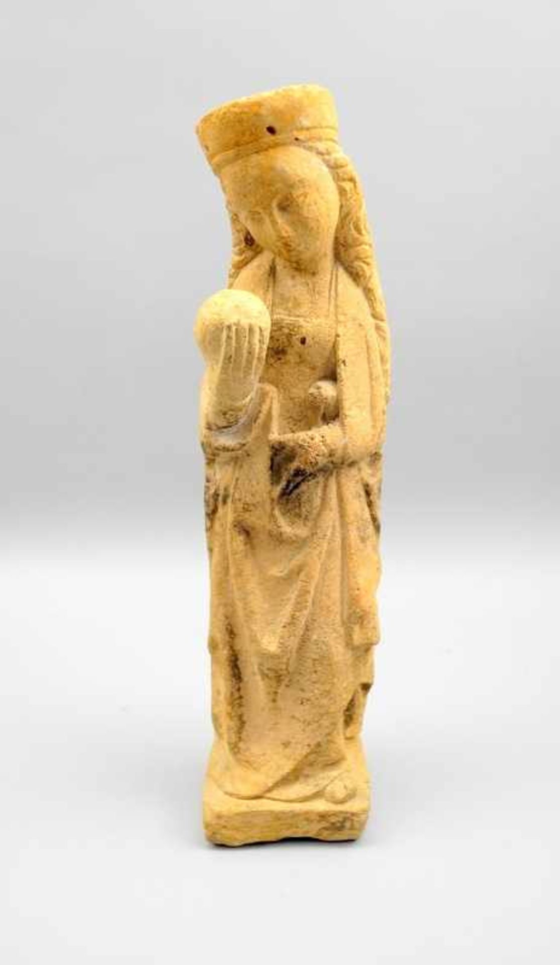 Sandsteinfigur MariaSandstein. Fein gearbeitete Figur der Maria mit Weltkugel. Teils dunkel