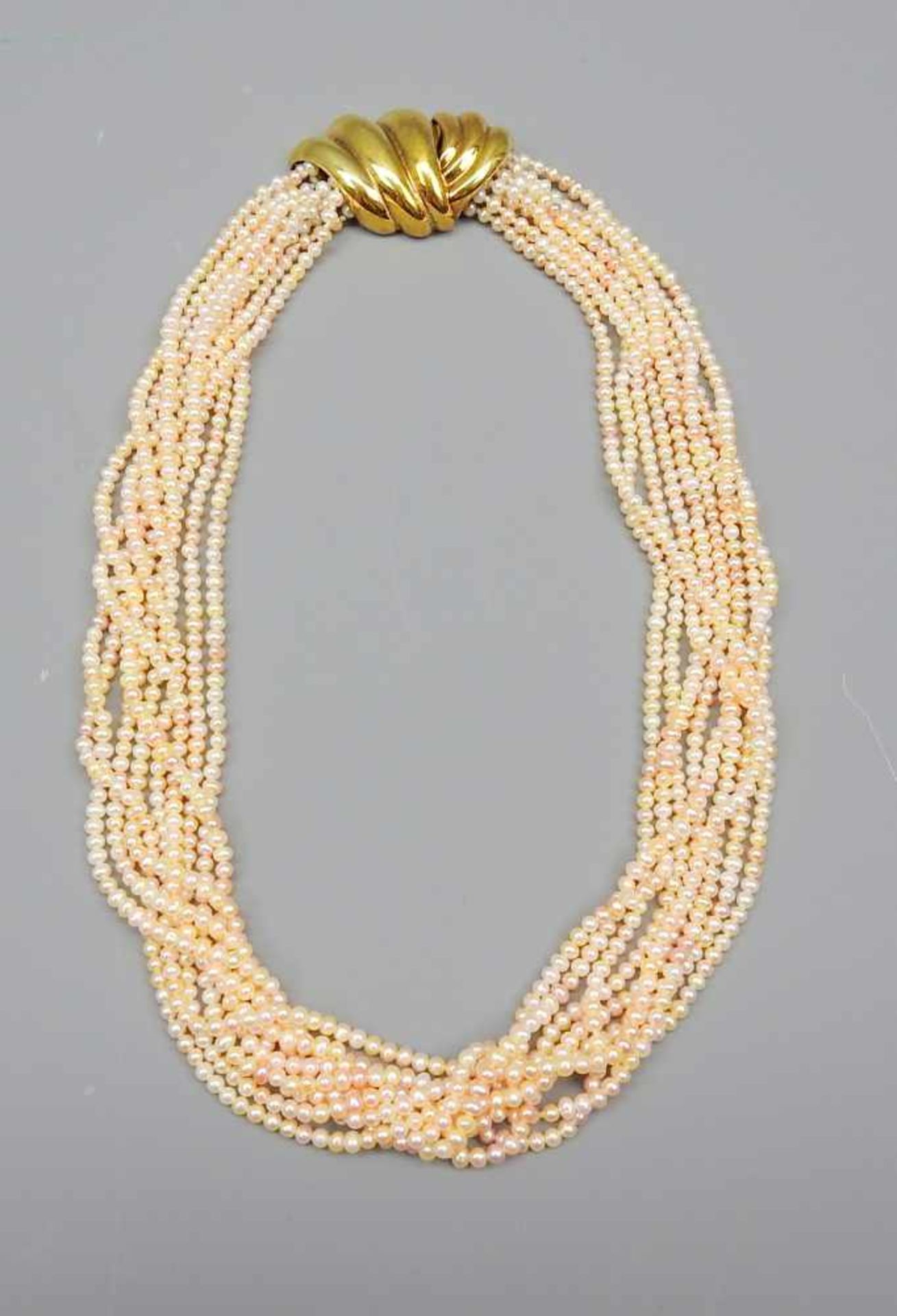 Perlenkette mit Goldschließe14 K. Gelbgold. Mehrreihige Perlenkette (neun Stränge) mit Goldschließe.