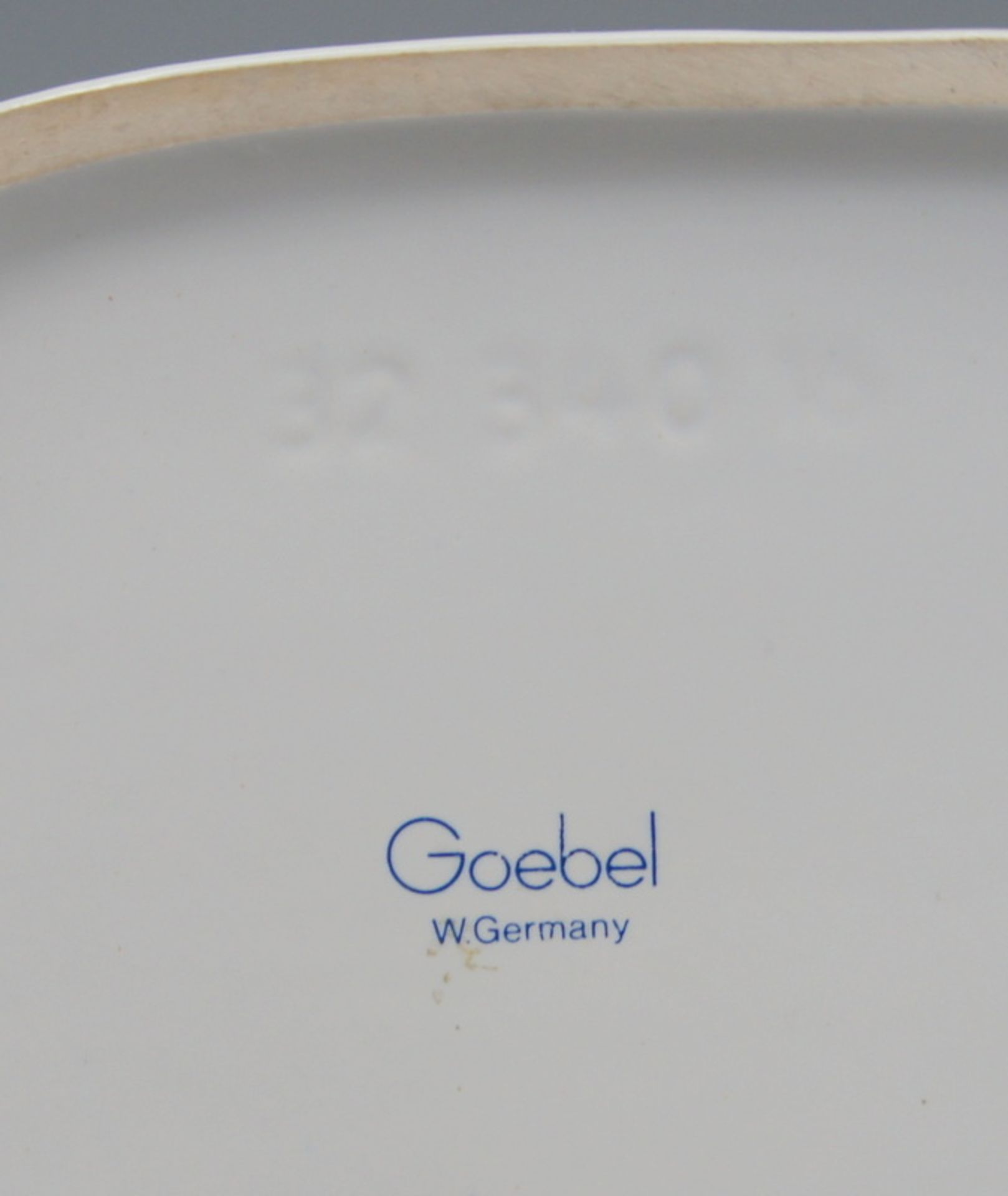 Goebel, Trabendes KaltblutPorzellan, am Boden mit blauer "Goebel Germany" Marke. Weißfigur eines - Bild 3 aus 3