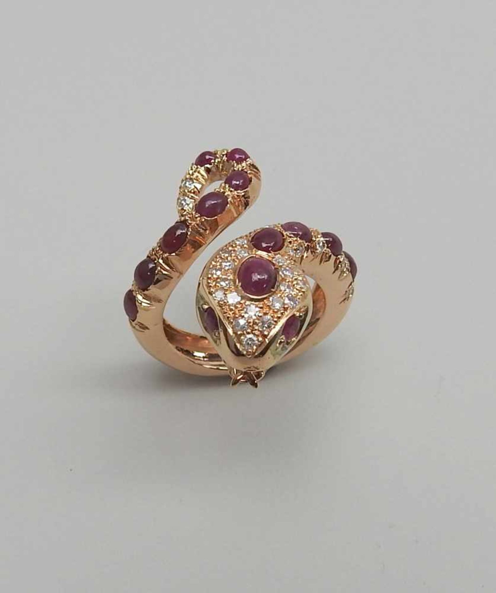 Rubin-Diamant-Schlangenring9 K. Roségold. Ringschiene hohlgearbeitet, Schauseite reich mit 12 - Bild 3 aus 3