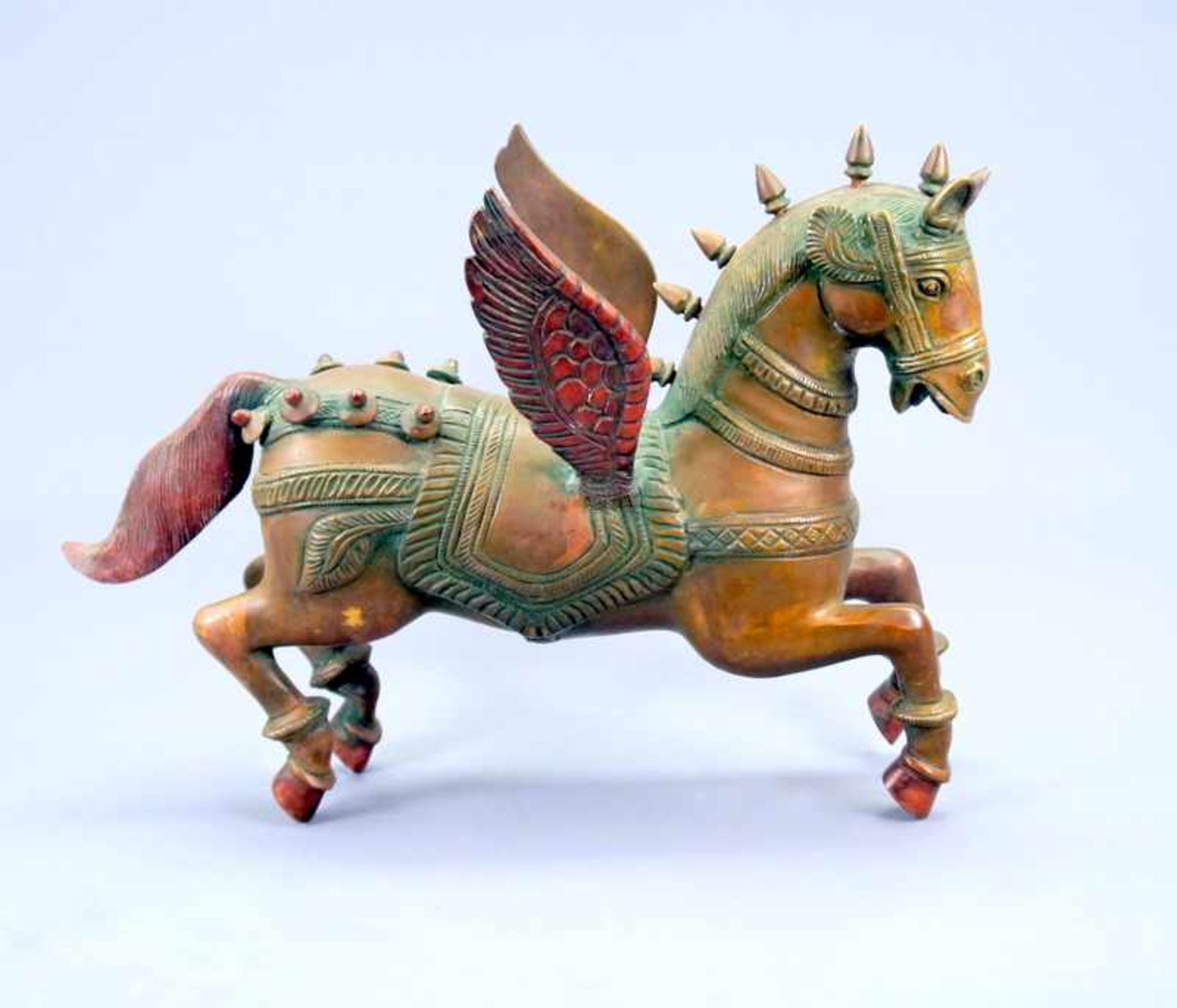 PegasosBronze, polychrom patiniert. Geflügeltes Pferd mit reichem Schmuck. Pegasos war das Kind