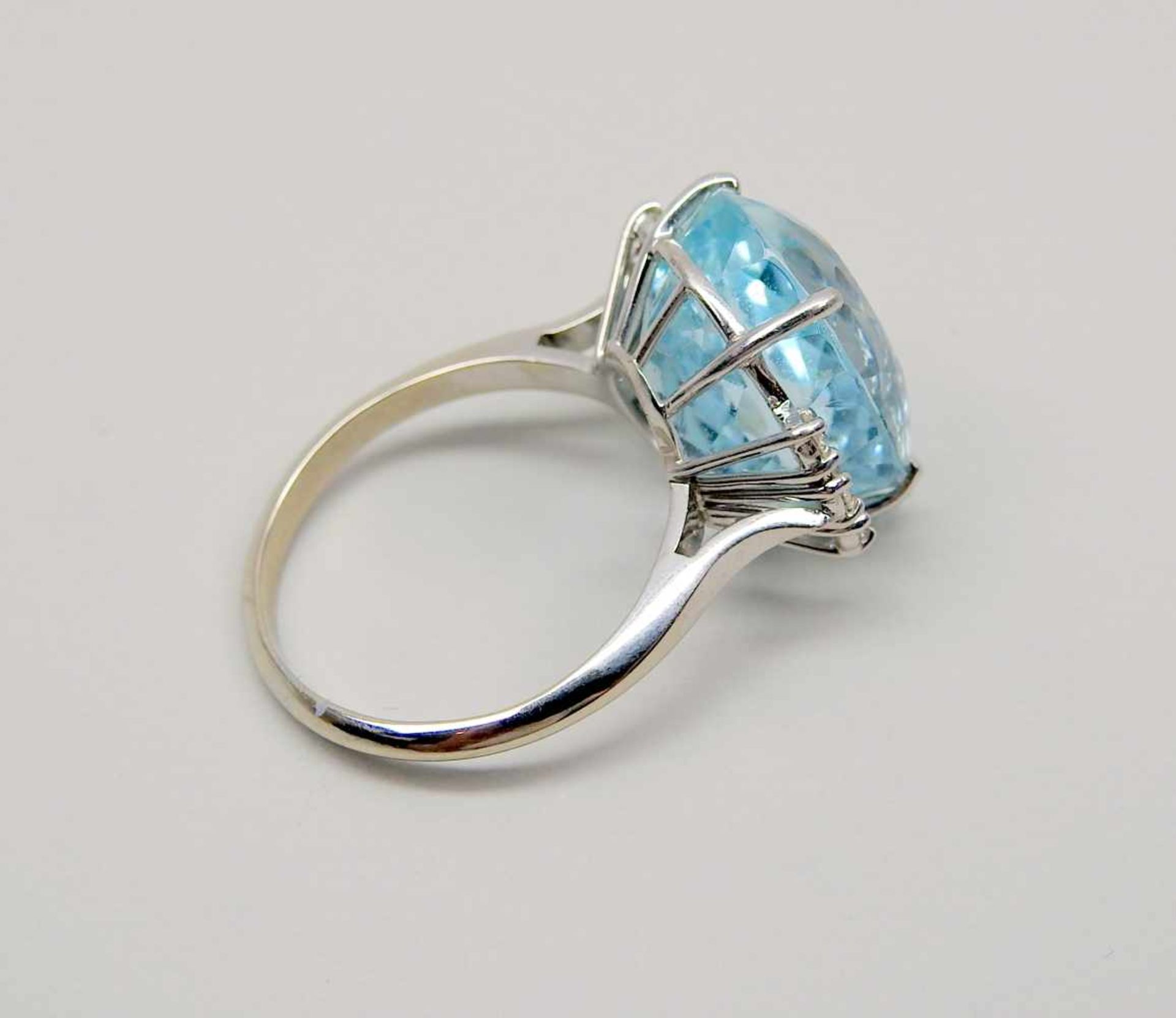 Aquamarin-Ring14 K. Weißgold. Ring mit einem Aquamarinbesatz von ca. 5 ct. und Diamantbesatz von ca. - Bild 2 aus 2