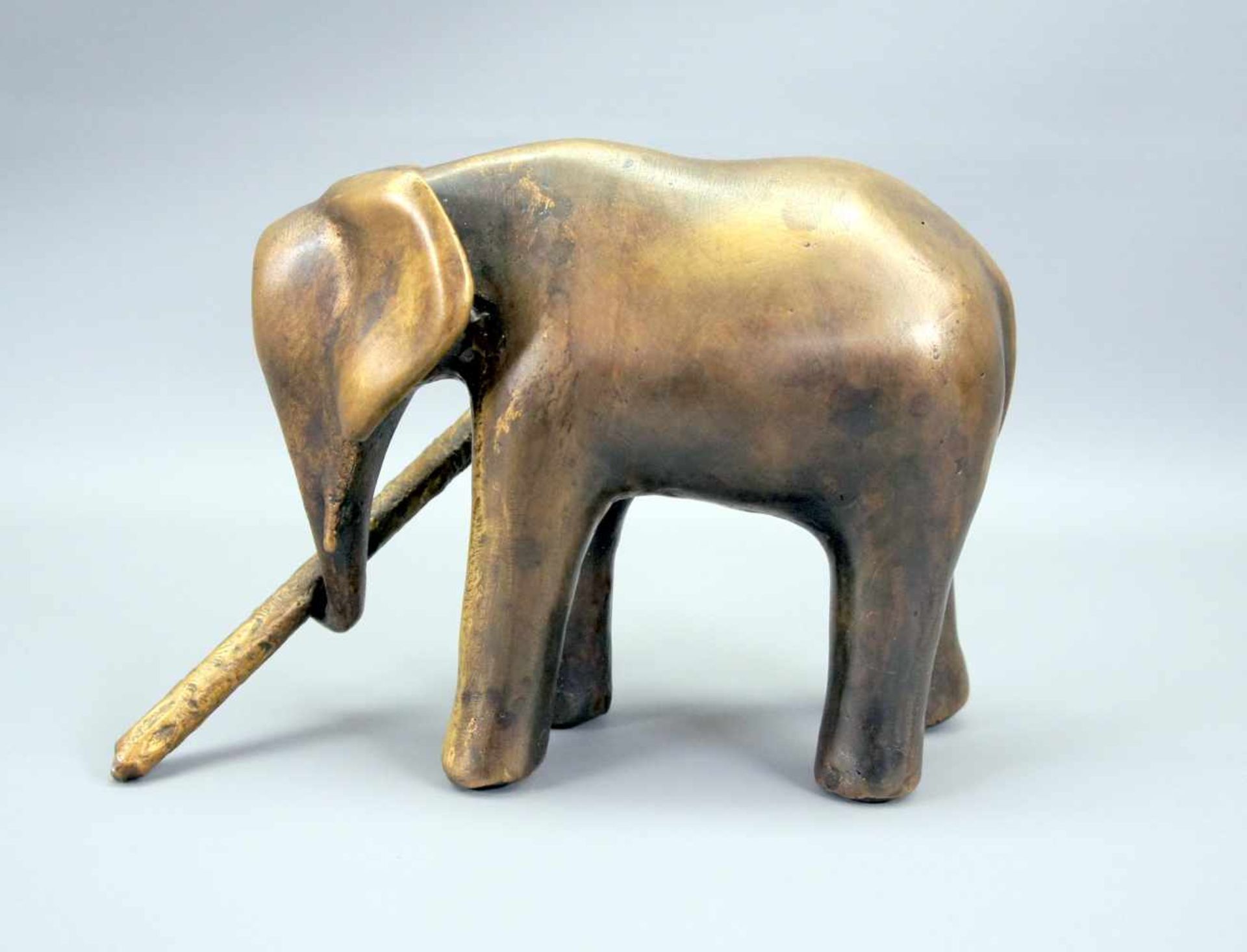 Elefant mit AstBronze, goldbraun patiniert. Vereinfacht dargestellter Elefant, einen Ast mit - Bild 3 aus 4