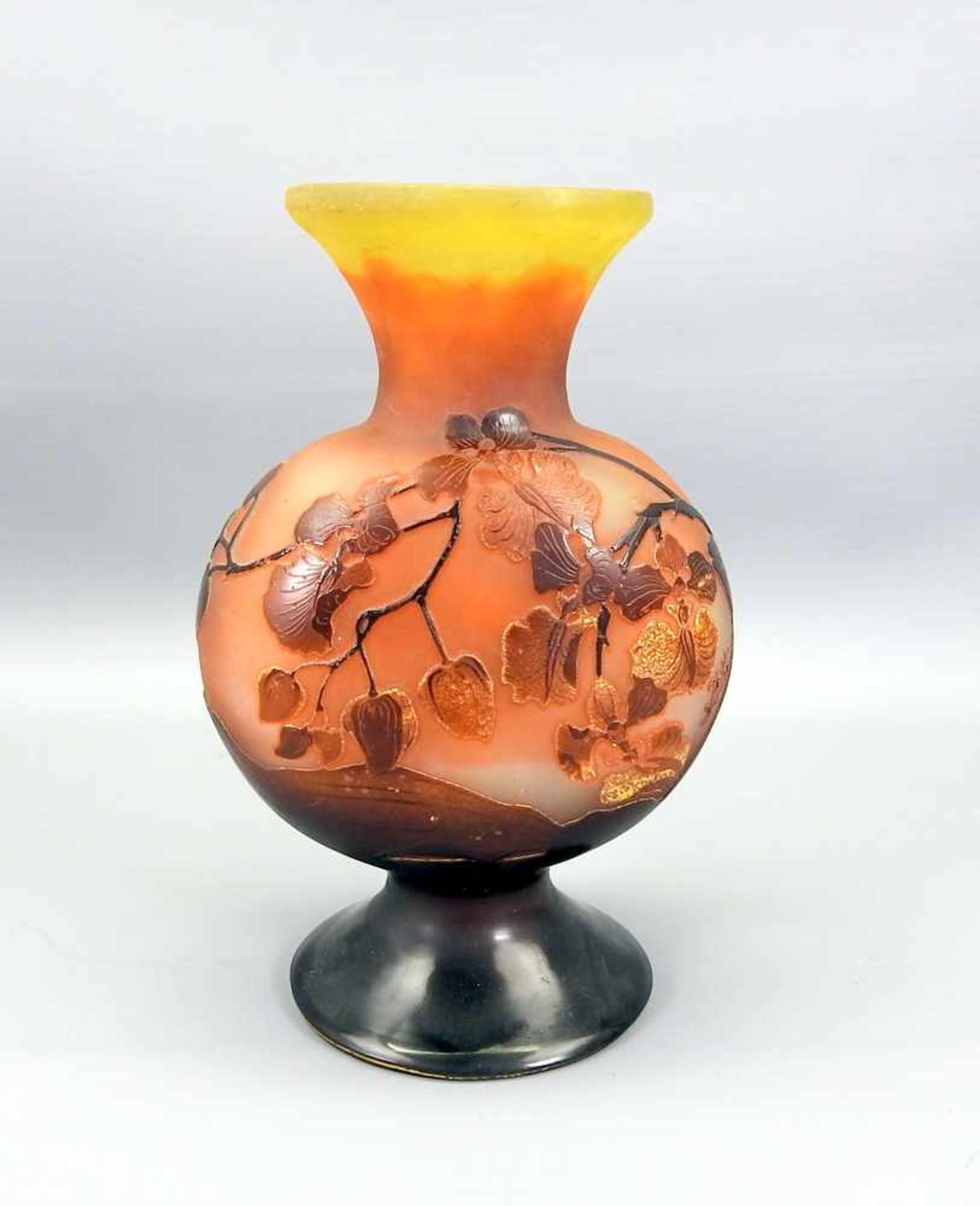 Emile Gallé, Jugendstil-VaseGlas, gelb bis rostrot gefärbt. Bauchige, auf Sockel stehende Vase mit