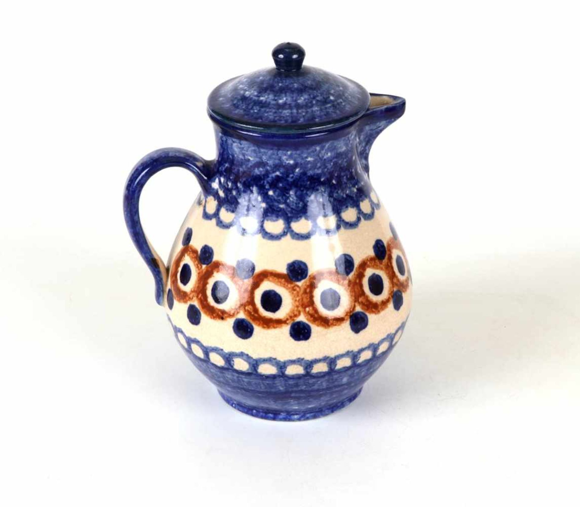 Kaffeekanne, BunzlauKeramik mit blauem Tüpfeldekor und Pfauenaugen. H.: 22 cm. Gebr.Spuren.