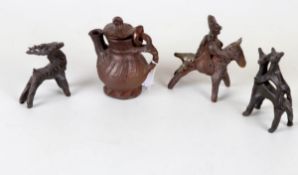 4-Teile Künstler KeramikGraubrauner Ton. Bestehend aus 2 Reiterfiguren, 1 Hirsch und kleinem