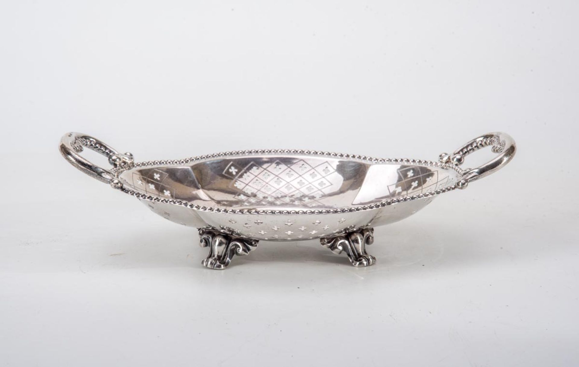 Kleine Henkelschale, Mitte 19. Jh.12-lötiges Silber. Auf vier Rocaillenfüßchen, ovaler Spiegel,