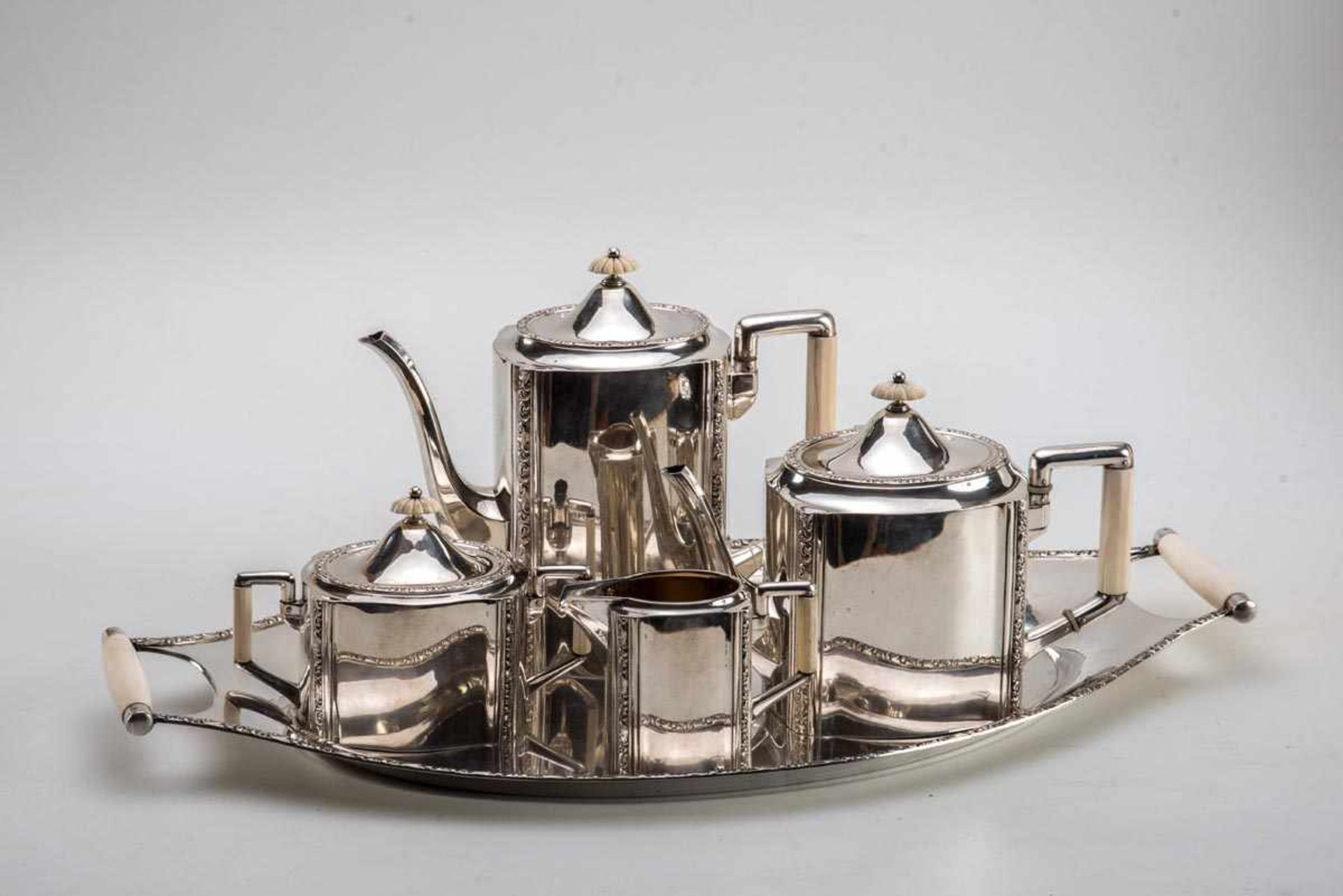 5-teilg. Kaffee-Teeset, Bremer SilberwerkstättenArt Déco um 1920-30. 800er Silber, teilweise innen