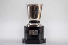 Pokal, Portugal 1963833er Silber, innen vergoldet. Auf ebonisiertem Holzsockel darauf festmontierter