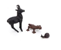 3 Miniatur TierfigurenGusseisen. Figur eines Ziegenbockes, 1 Salamander und 1 Schnecke,. H.d.
