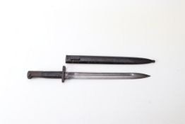 Bajonett, ÖsterreichGekehlte gegratete Rückenklinge. Schwarz lackierte Metallscheide. L.: 45 cm.