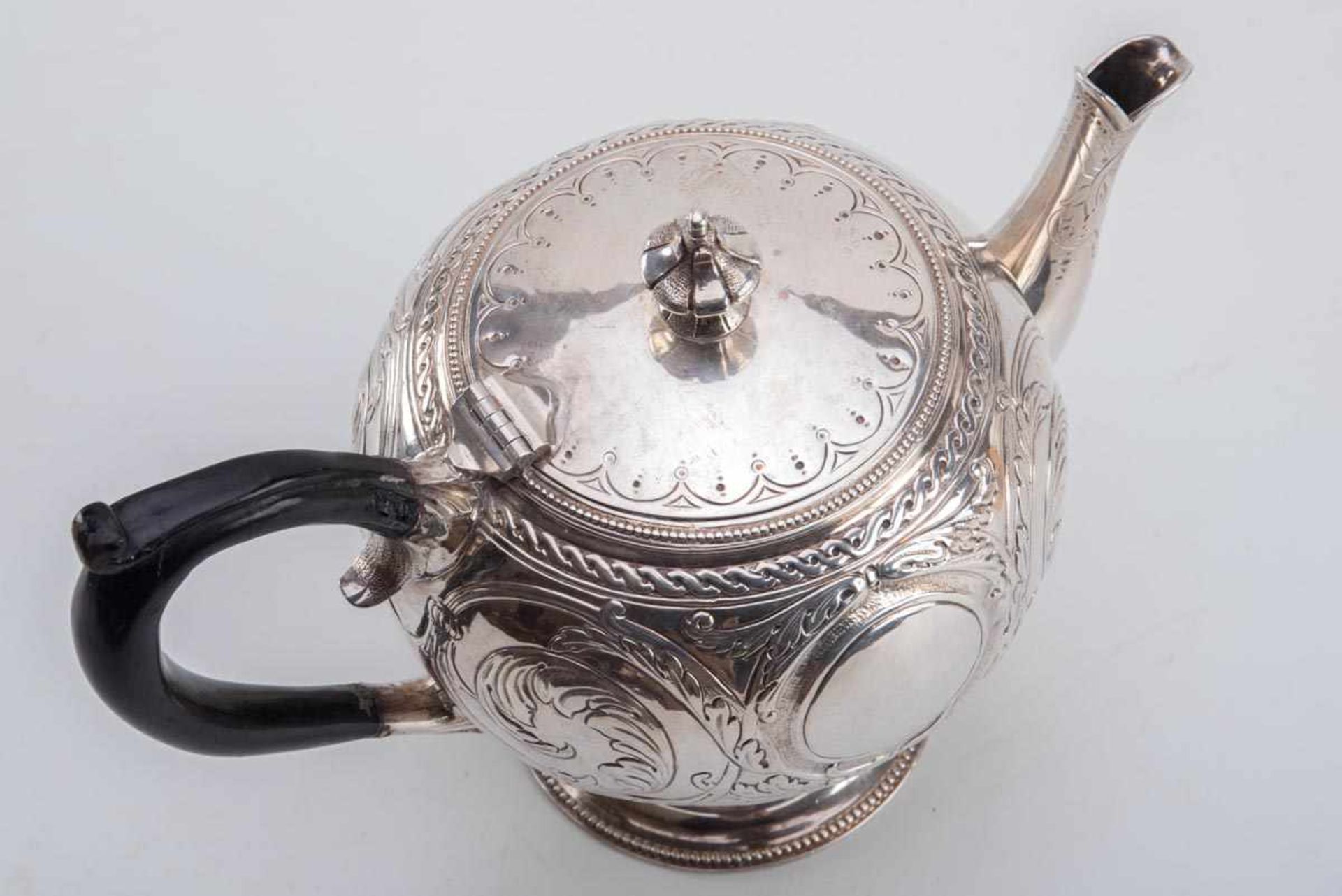 Teekanne, Josiah William, Exter 1875Sterling-Silber. Runder Fuß mit Perlfries, kugeliger Korpus - Bild 3 aus 3