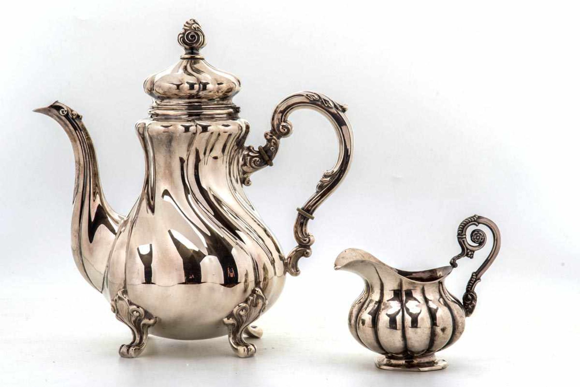 Kaffeekanne - Sahnekännchen, wohl Dresden vor 1888925er Silber. Auf vier Tatzenfüßen mit Blattrelief