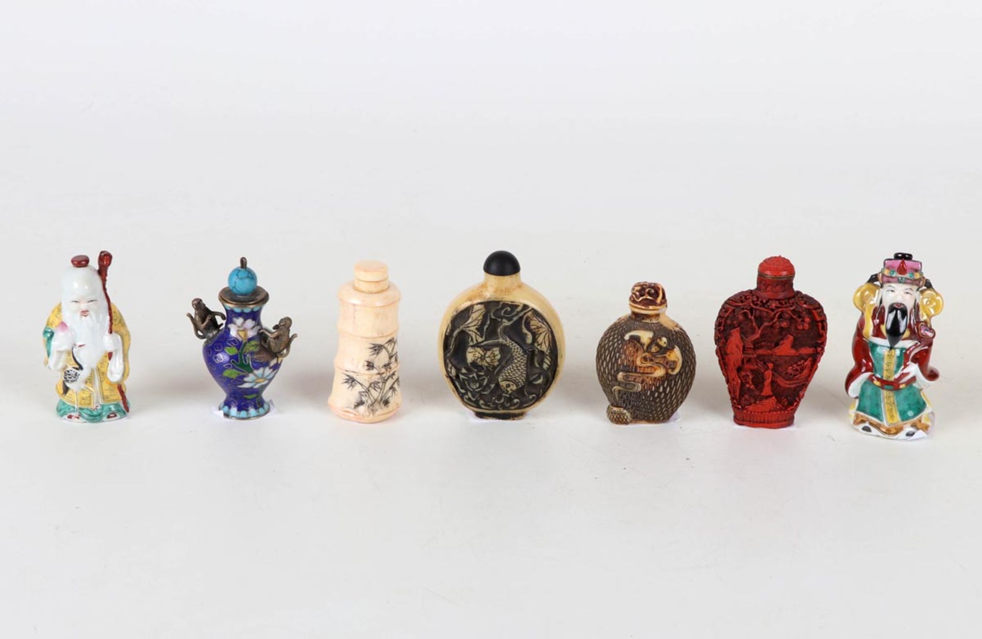 Konvolut 7 Snuffbottles, ChinaLaotse und Kaiserfigur aus Porzellan, Rotlack, korbartig