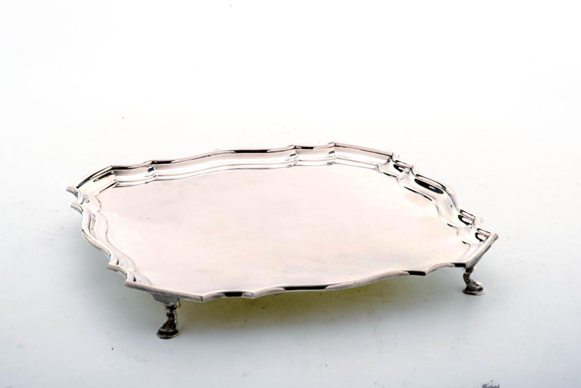 Salver, Searle & Co., London 1936.Sterling-Silber. Auf vier Füßchen flacher quadratischer Spiegel