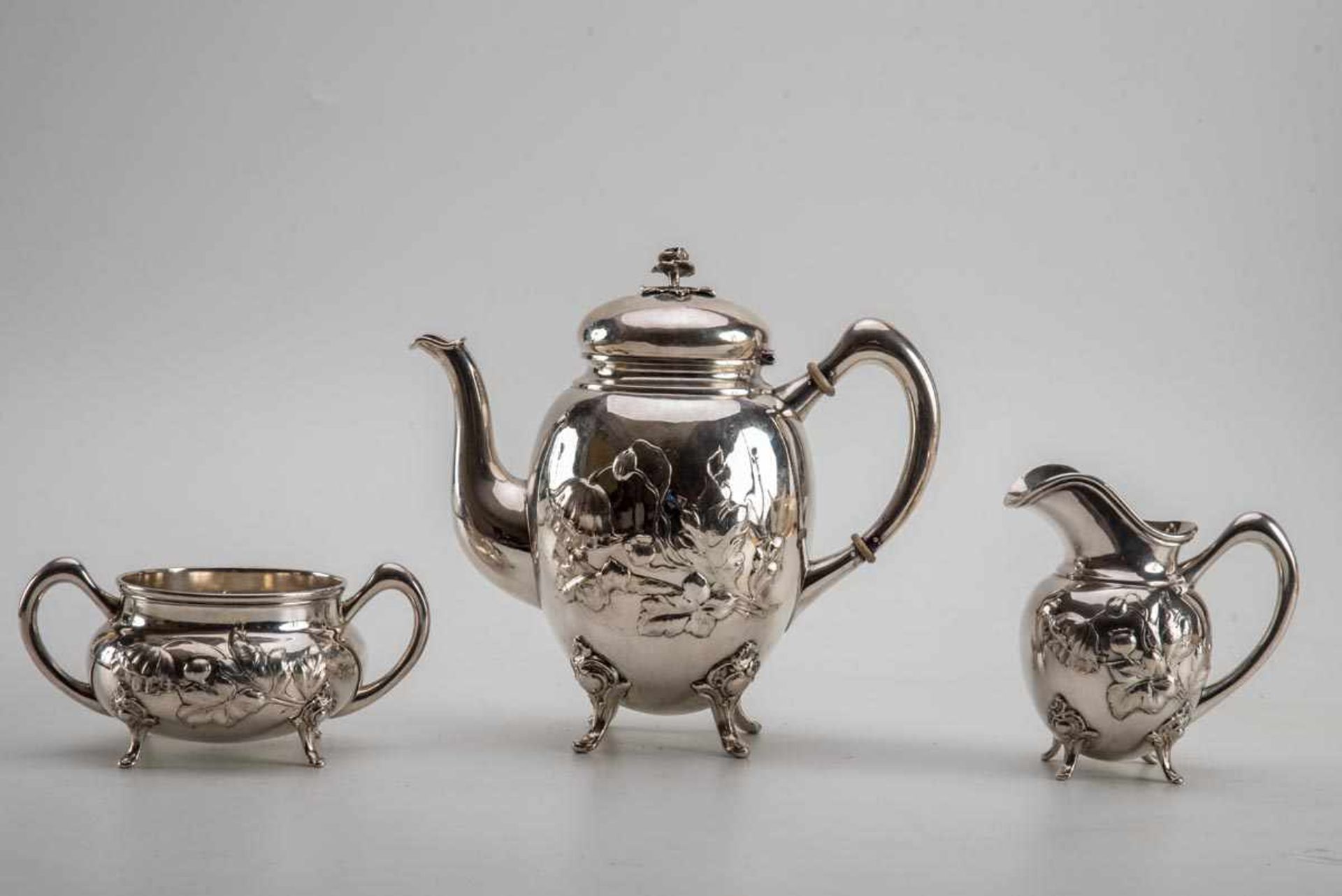3-teilg. Kaffeeservice,Tiffany &, New York um 1900Sterling-Silber, getrieben, teilweise innen