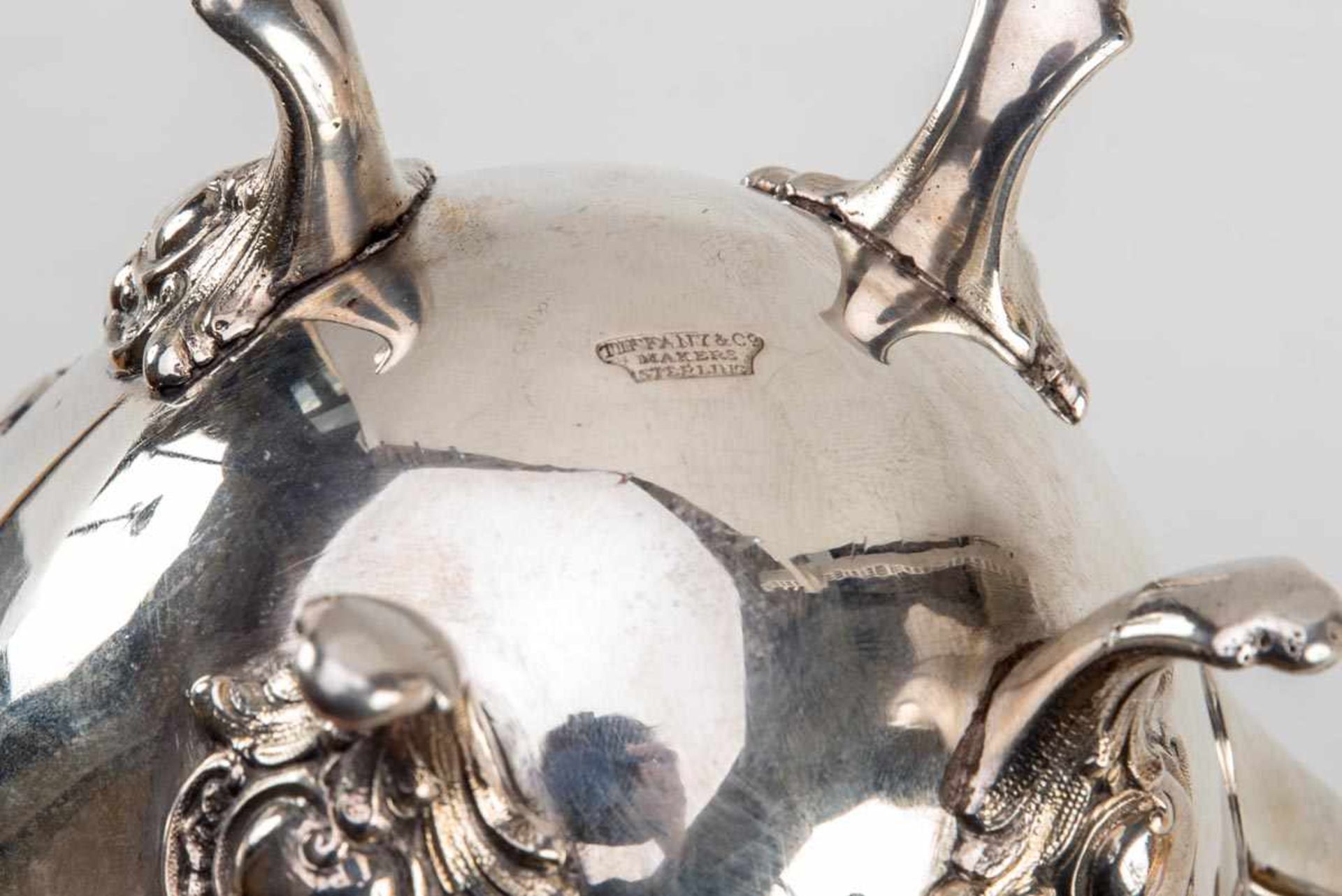 3-teilg. Kaffeeservice,Tiffany &, New York um 1900Sterling-Silber, getrieben, teilweise innen - Bild 2 aus 2
