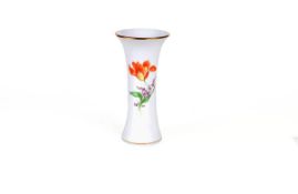 Stangenvase mit Blume I, MeissenHoher schlanker Korpus in der Mitte leicht eingezogen, bemalt mit