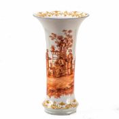 Ziervase mit Chinoiserien, K.Thieme, PotschappelEisenrot und ockergelb bemalt. Runder Stand,