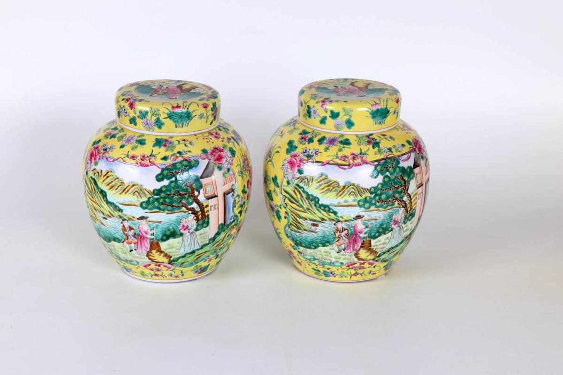 Paar Ingwertöpfe, China um 1900Porzellan auf hellgelbem Fond mit Familienidylle nach europäischem - Bild 2 aus 3