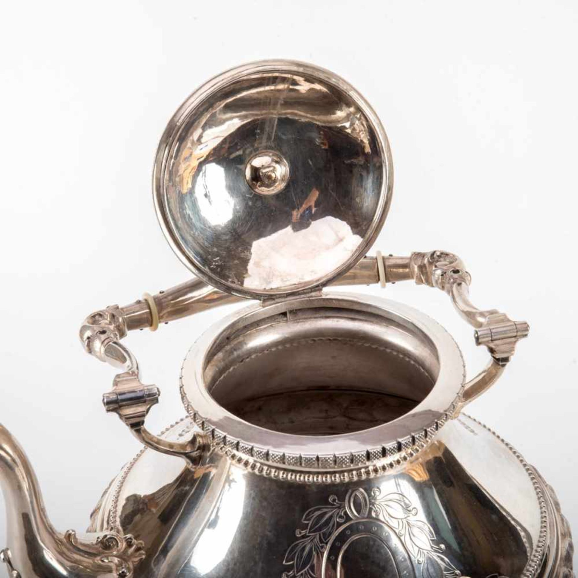 Teekanne mit Rechaud800er Silber, gedrückt bauchiger Korpus, umlaufend dekorativ gegliedert. Von - Bild 3 aus 3