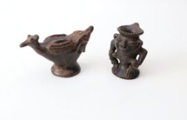 Zwei Präkolumbische TonfigurenBügelgefäß und Hahn aus Peru, Chimu-Kultur, schwarzbrauner Ton,