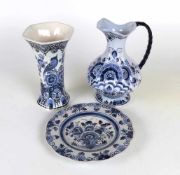 Kanne, Vase und Teller, DelftKeramik auf weißlichem Fond mit reichem Blütendekor unter der Glasur