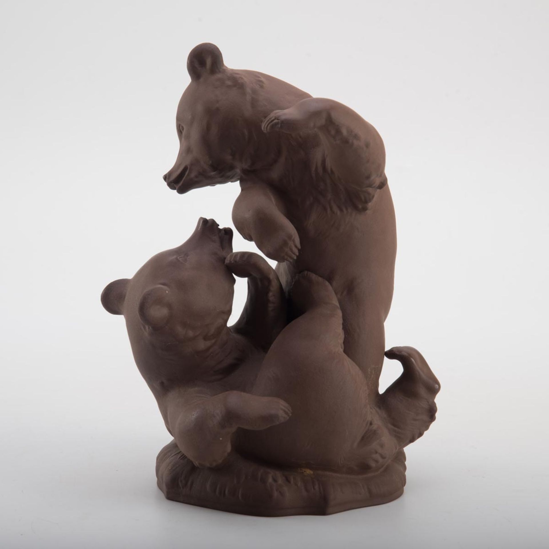 Spielende junge Bären, Meissen um 1939Böttger-Steinzeug. Auf asymmetrischem Sockel werden die