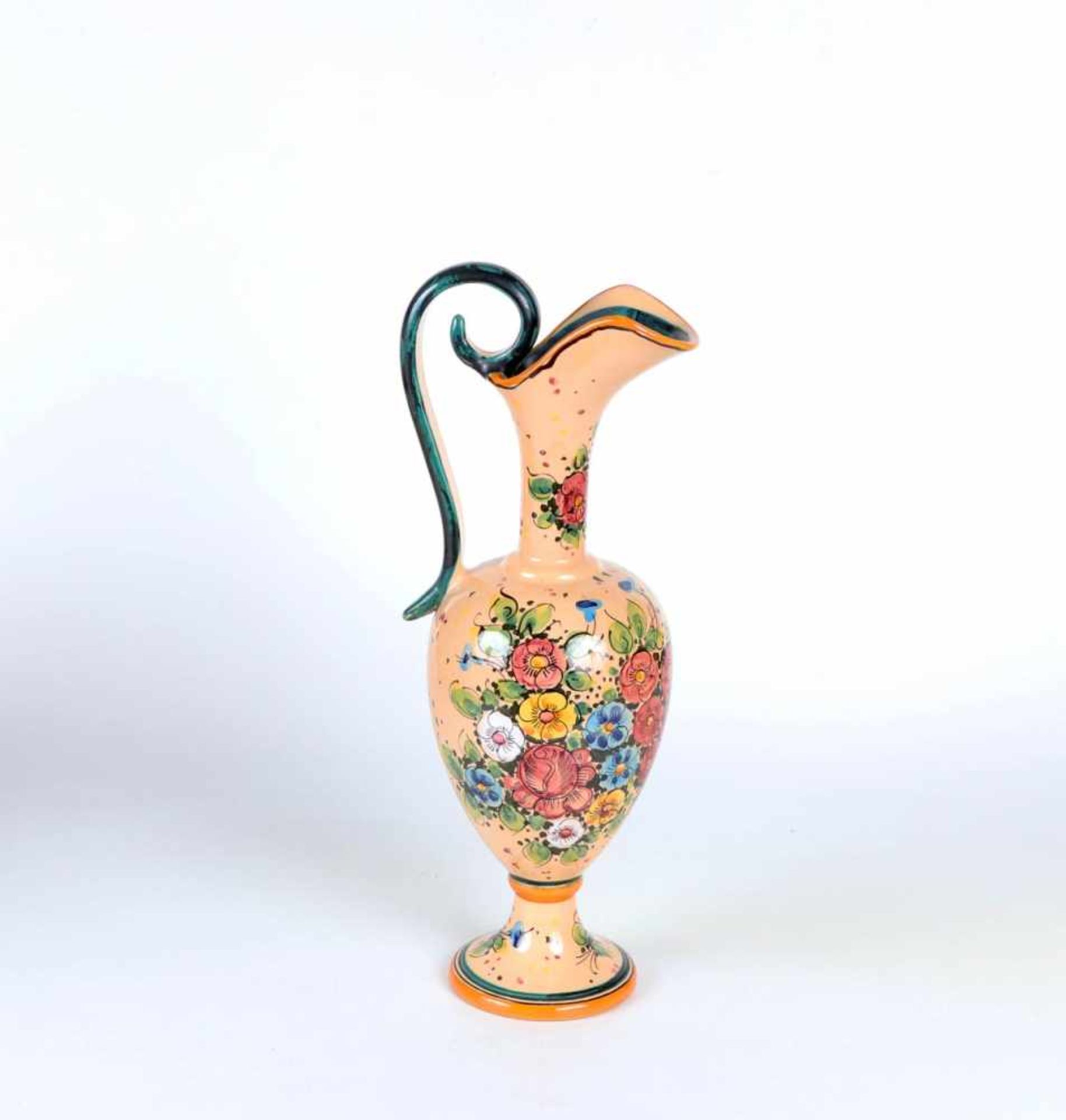 Kannenvase, ItalienMajolika. Auf beigem Fond polychrom mit reichem Blütenbukett polychrom bemalt.