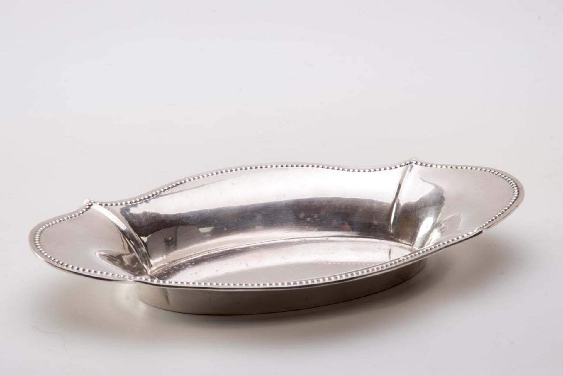 Brotschale, Hugo Böhm, Schw.Gmünd800er Silber. Schlichter ovaler Spiegel, steile Fahne mit
