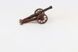 ModellkanoneAuf mit Nieten beschlagener Lafette. Kanonenrohr aus Bronze. L.: 21cm.