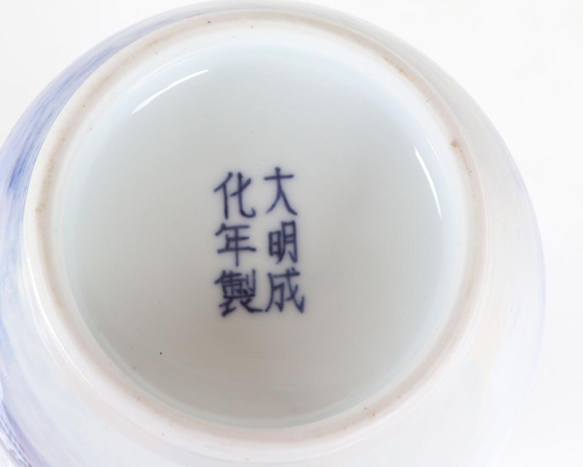 Enghalsvase, China 20. Jh.Porzellan unter der Glasur blau mit chinesischem Weisen und Diener unter - Bild 3 aus 3