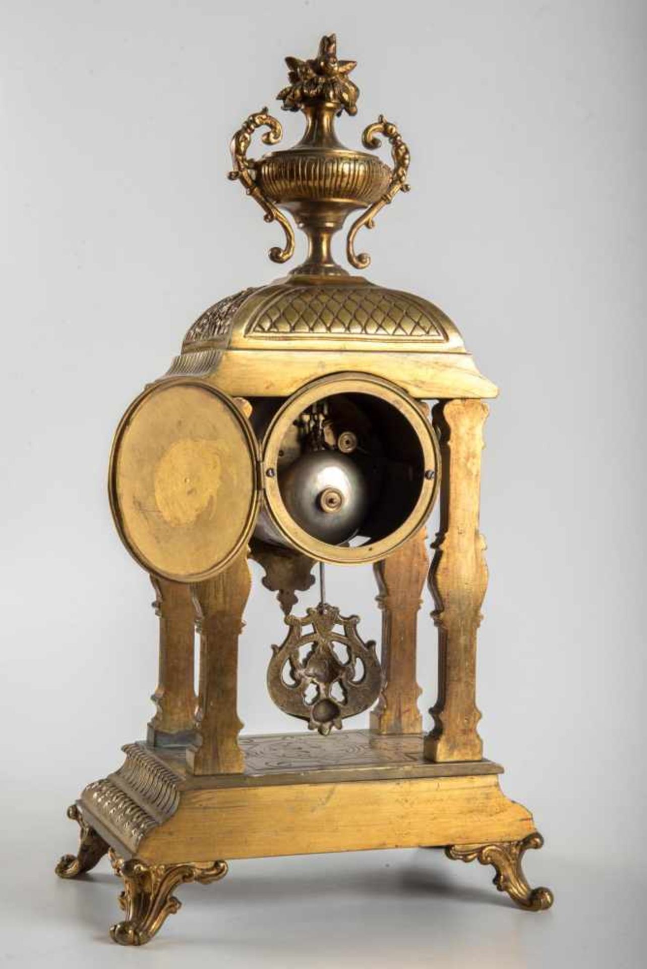 Kamin Pendule um 1860Messinggehäuse, Pendulenwerk mit Schlag auf Glocke, Zifferblatt bezeichnet H. - Bild 2 aus 2