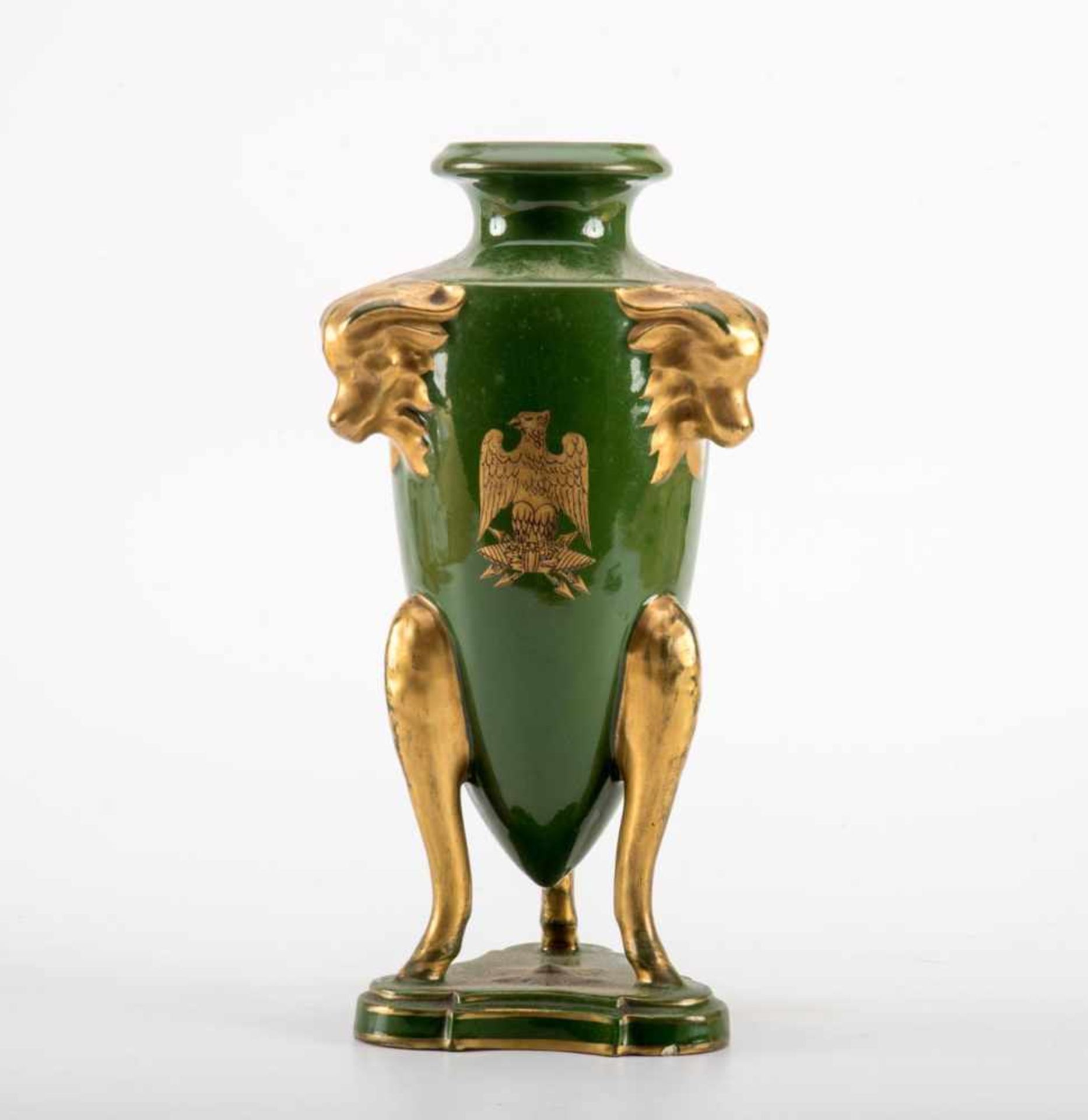 Amphorenvase, um 1900Keramik mit grünen Fond und mit Gold bemalt. Auf dreipassiger Plinthe drei hohe