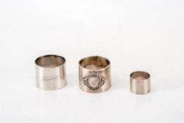 Drei Serviettenringe800er Silber, ein Ring bez. Henning, ein Ring mit offener Kartusche und ein