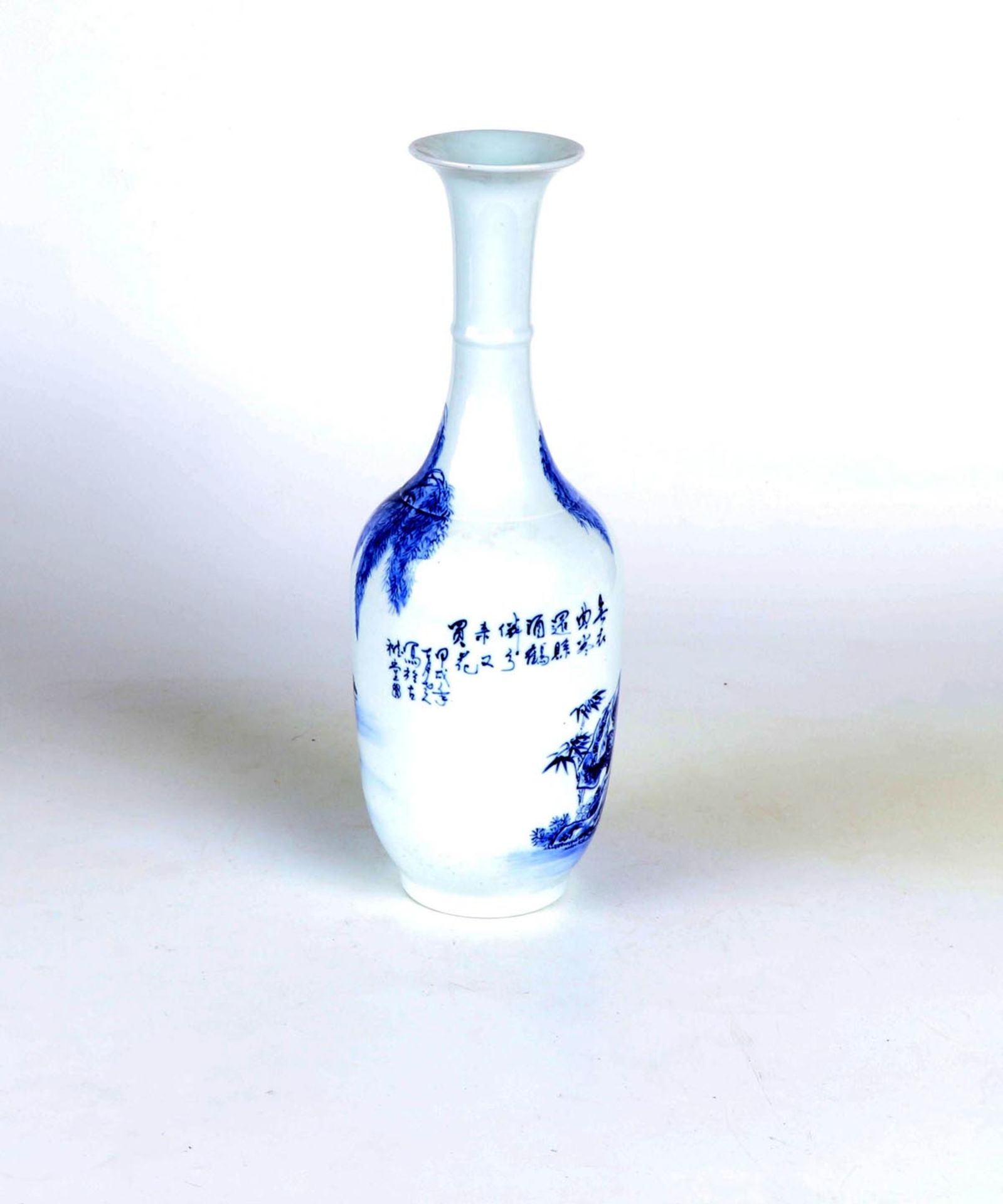 Enghalsvase, China 20. Jh.Porzellan unter der Glasur blau mit chinesischem Weisen und Diener unter - Bild 2 aus 3
