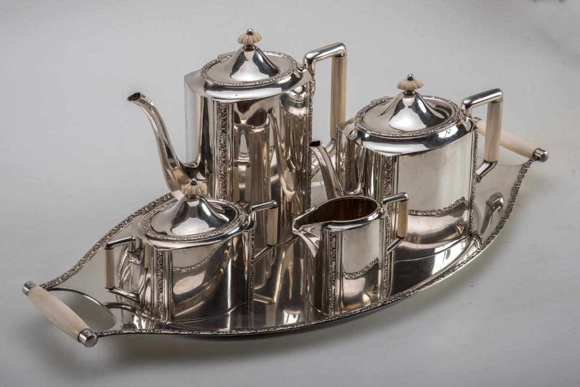 5-teilg. Kaffee-Teeset, Bremer SilberwerkstättenArt Déco um 1920-30. 800er Silber, teilweise innen - Image 2 of 3