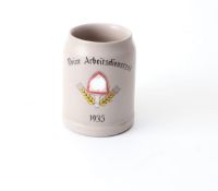 Erinnerungs-Bierseidel RAD 1935Steinzeug. Schauseite mit Inschrift "Meine Arbeitsdienstzeit 1935".