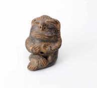 Präkolumbische Tonfigur in der Form,eines Sitzenden, Peru, Chimu-Kultur, schwarzbrauner Ton,