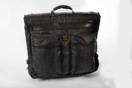 MCM Kleidersack, um 1980Schwarzer hochwertiger Kunststoff mit Außentaschen mit Firmenlogo. 64 x