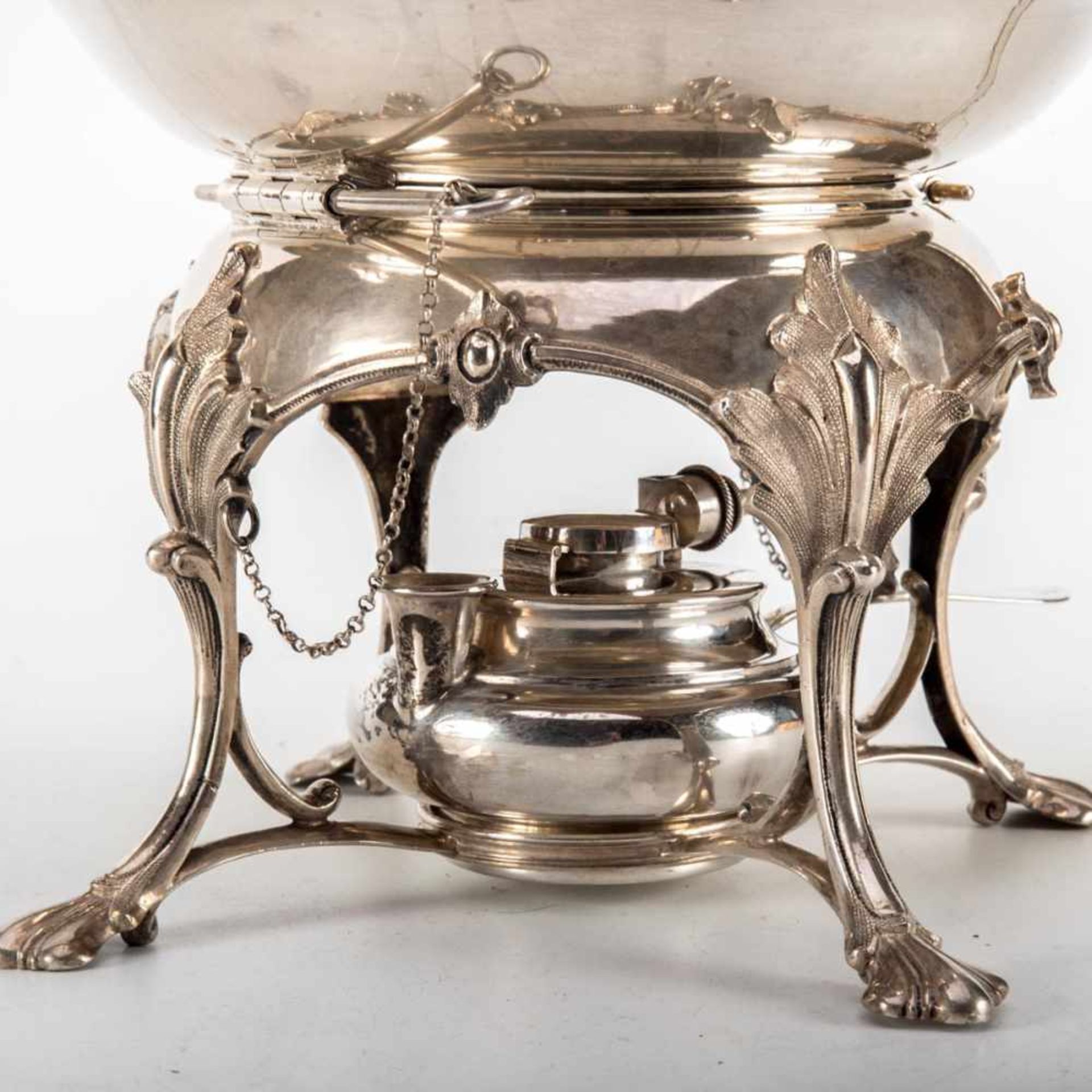 Teekanne mit Rechaud800er Silber, gedrückt bauchiger Korpus, umlaufend dekorativ gegliedert. Von - Image 2 of 3
