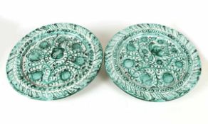 Paar Wandteller, Ceramica Arabe S. IsodoroGranada. Keramik auf sahneweißer Glasur mit grünen