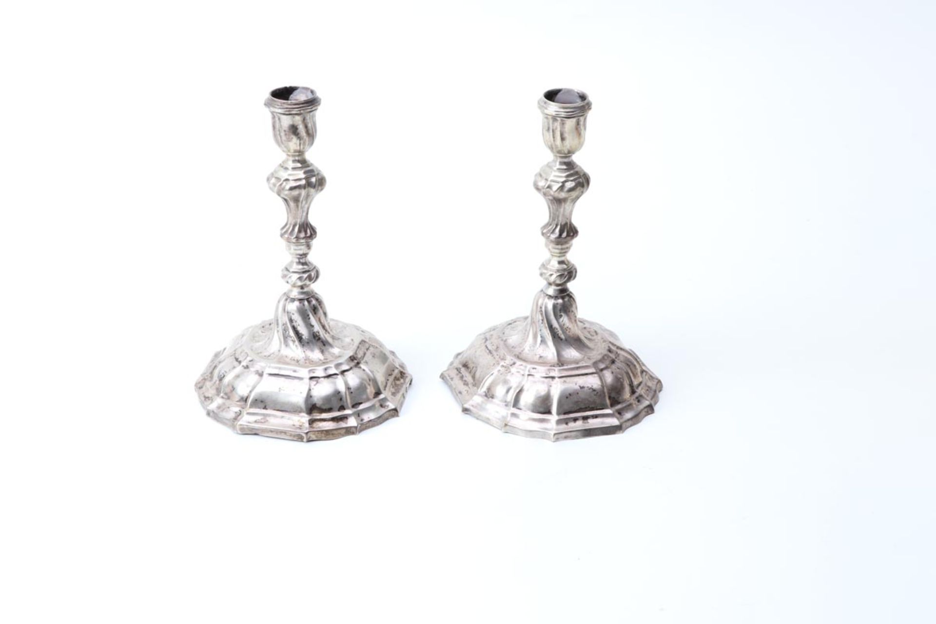 Paar Tischleuchter, Barock 18. Jh.13lötiges Silber, getrieben. Glockenförmiger getreppter Fuß,