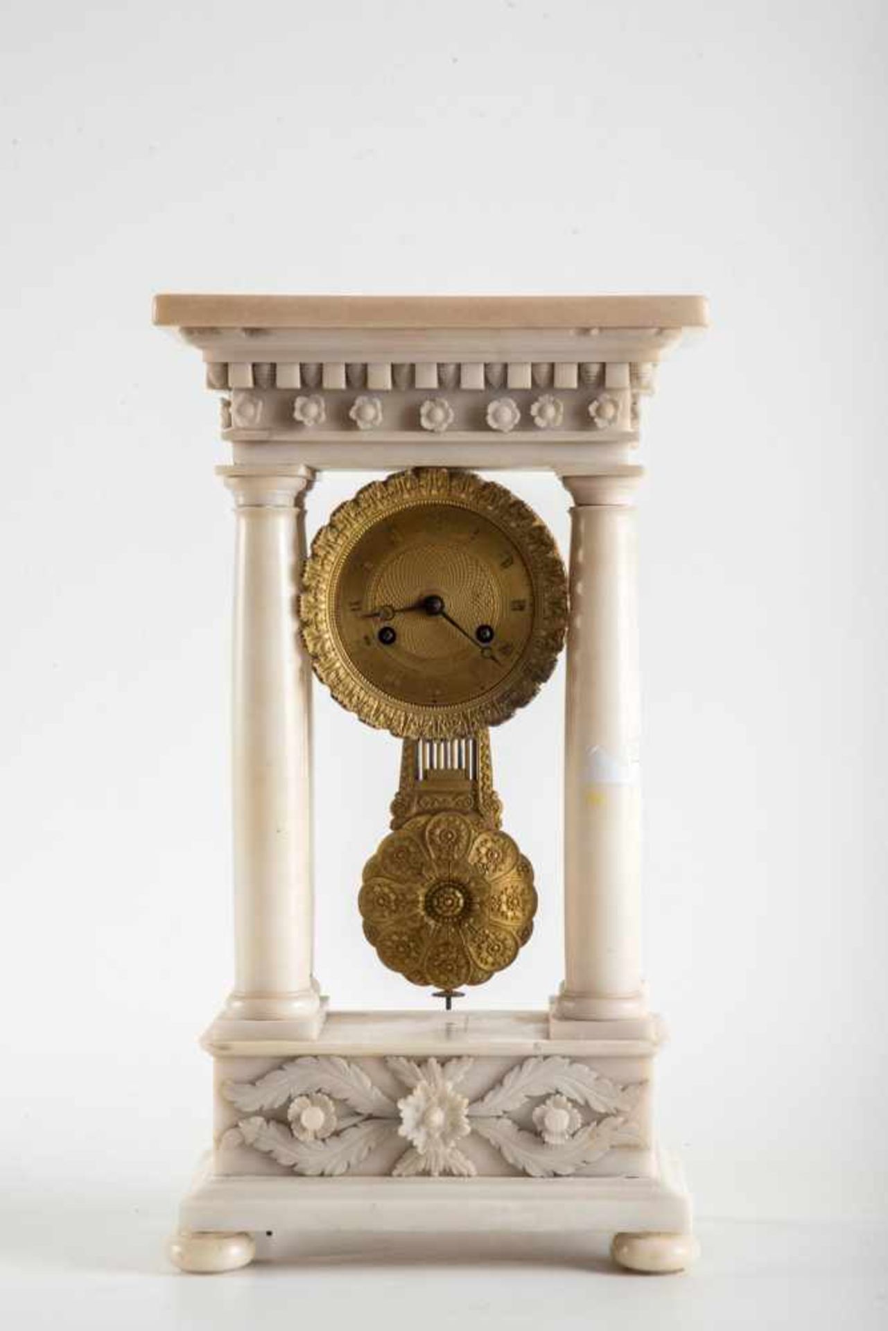 Biedermeier - PenduleWeißes Marmorgehäuse, Bronzezifferblatt und - Pendel. Pendulenwerk mit Schlag