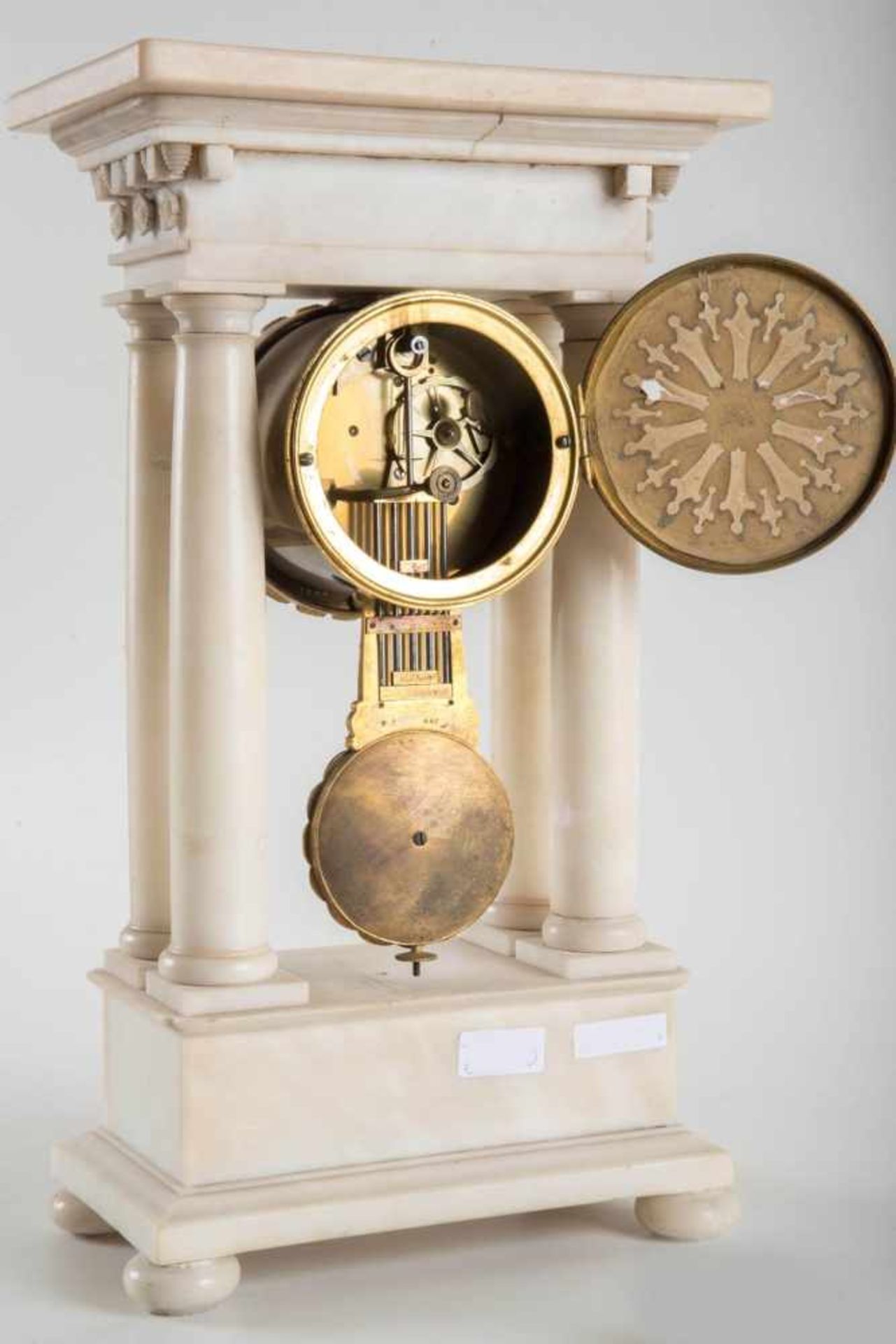 Biedermeier - PenduleWeißes Marmorgehäuse, Bronzezifferblatt und - Pendel. Pendulenwerk mit Schlag - Bild 2 aus 2