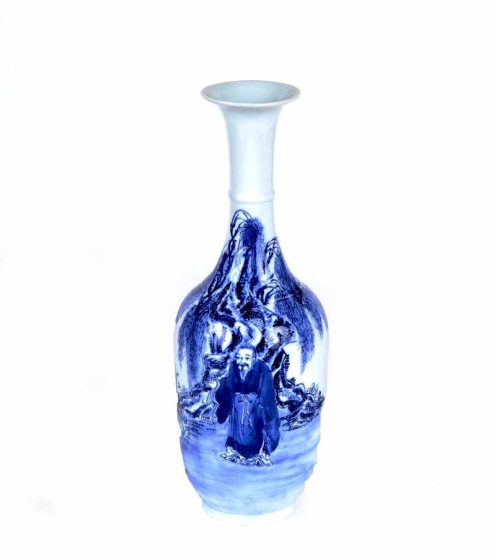 Enghalsvase, China 20. Jh.Porzellan unter der Glasur blau mit chinesischem Weisen und Diener unter