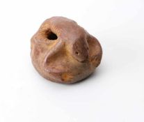 Präkolumbische Tonfigur als Ritualgefäß,in Form eines Froschs auf einem Stein, Peru, Chimu-Kultur,